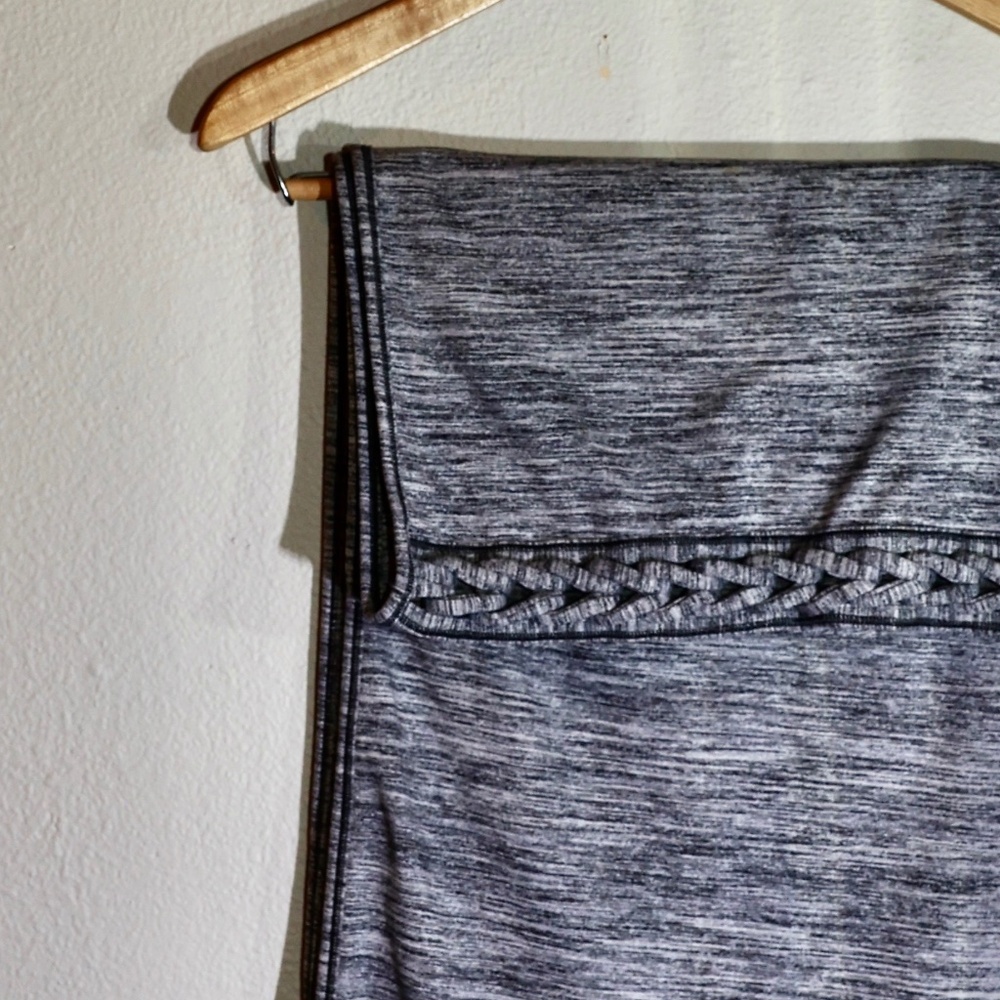 Lululemon - snap scarf